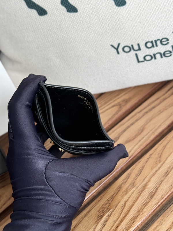 イヴサンローラン財布角部分ディテール